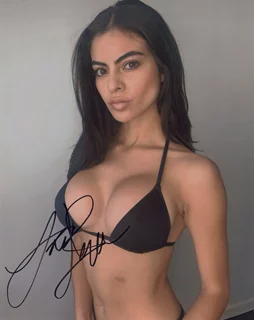 Laura Ariana autograph