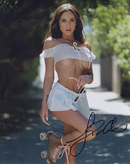 Hanna Beeei autograph