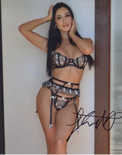 Hanna Beeei autograph