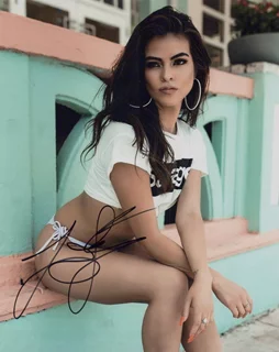 Laura Ariana autograph