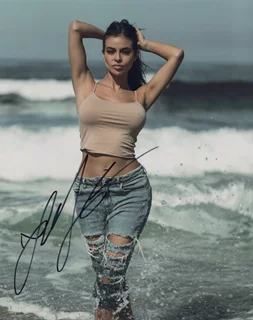 Laura Ariana autograph