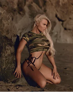 Holly Barker autograph