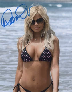 Donna D'Errico autograph