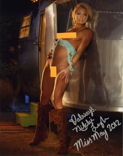 Nikki Leigh autograph