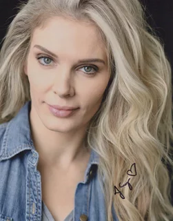 Jocelyn Saenz autograph