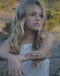 Coco Quinn autograph