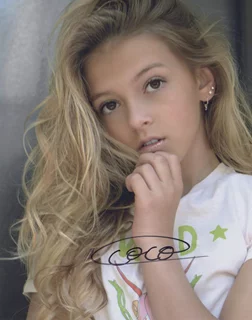 Coco Quinn autograph