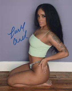 Londyn Chanel autograph