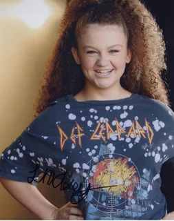 Lindsey Keefe autograph