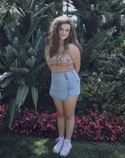 Lindsey Keefe autograph