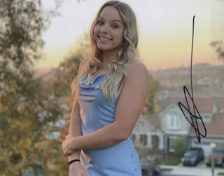 Alexis Rose autograph