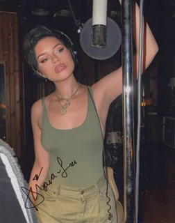 Aiyana Lee autograph