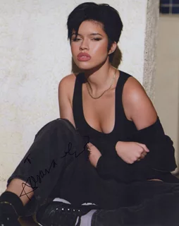 Aiyana Lee autograph