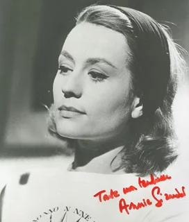 Annie Girardot autograph