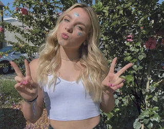 Alexis Rose autograph