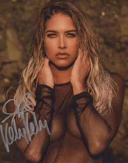 Kelly Kelly autograph