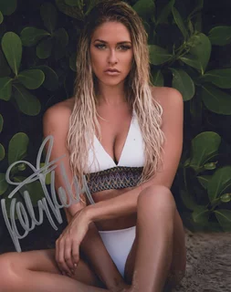 Kelly Kelly autograph