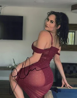 Geraldine Moreno autograph