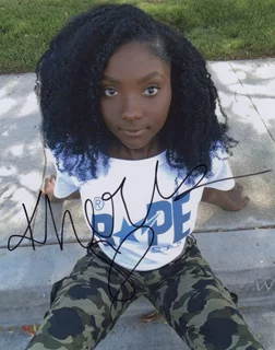 Kheris Rogers autograph