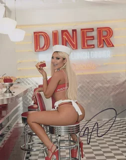 Lola Starr autograph
