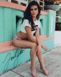 Laura Ariana autograph