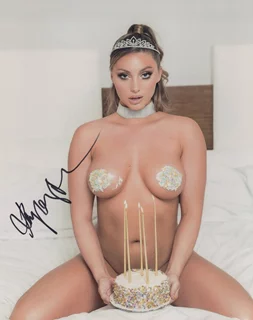 Kayley Gunner autograph