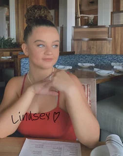 Lindsey Keefe autograph