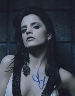 Mena Suvari autograph
