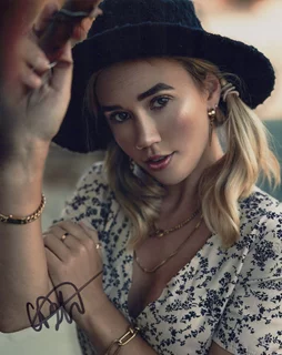 Carly Belle autograph