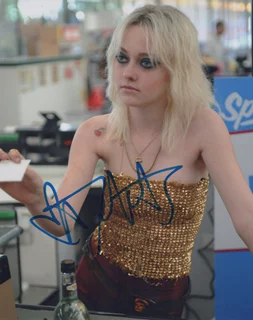 Dakota Fanning autograph