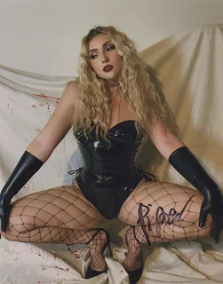 Piper Lyons autograph