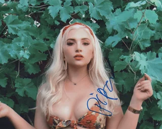 Piper Lyons autograph