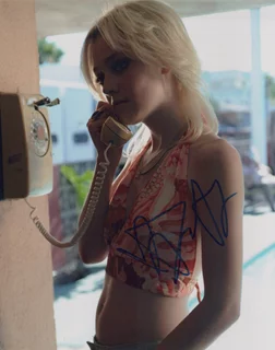 Dakota Fanning autograph