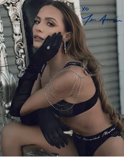 Tess Anique autograph