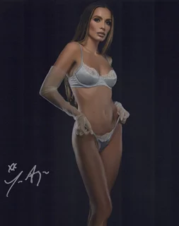 Tess Anique autograph