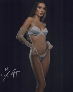 Tess Anique autograph