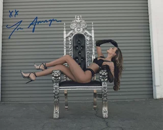 Tess Anique autograph