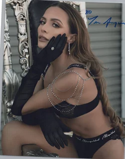 Tess Anique autograph