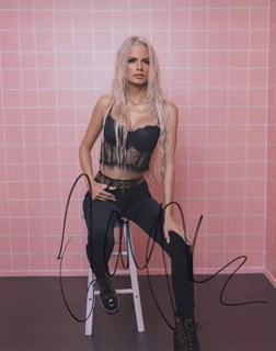 Taylor Maid autograph