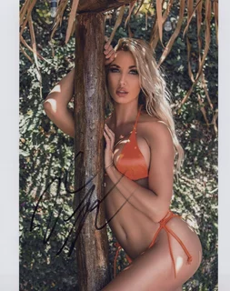 Victoria Lace autograph