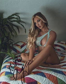 Victoria Lace autograph