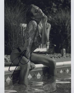 Victoria Lace autograph