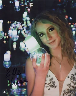 Elle Viviana autograph