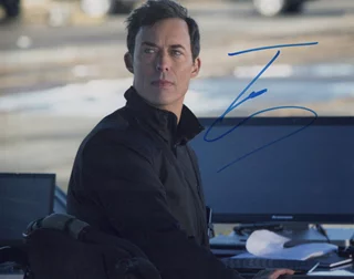 Tom Cavanagh autograph