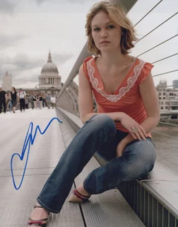 Julia Stiles autograph
