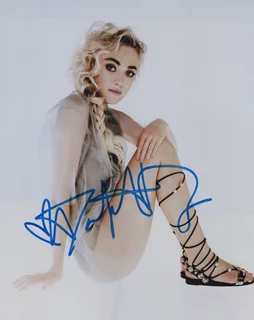 Dakota Fanning autograph