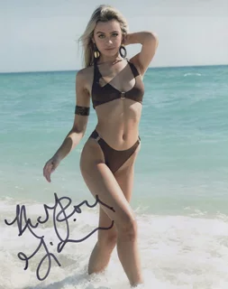Ava Rose Giannini autograph