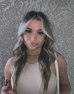 Ava Monpere autograph