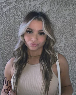 Ava Monpere autograph