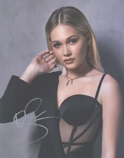 Kelli Berglund autograph